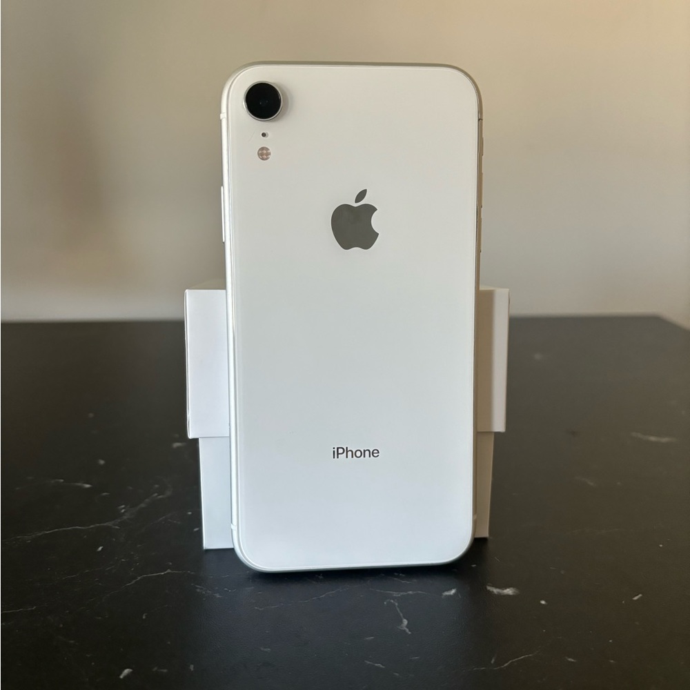 Apple iPhone XR - 64GB - White (Unlocked) A1984 (CDMA + GSM)